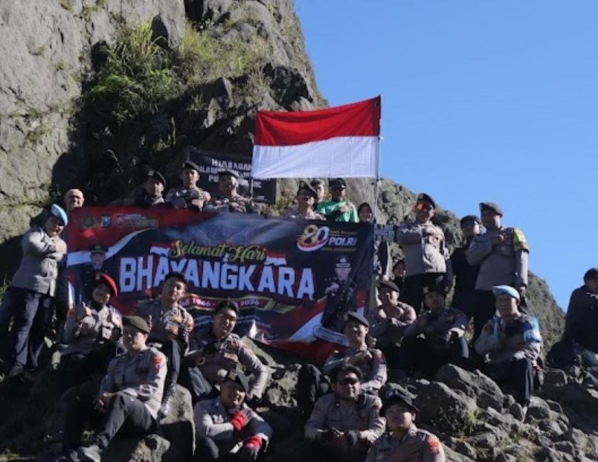 Polres Blitar bersama Komunitas Pecinta Alam Peringati Hari Bhayangkara ke-80 di Gunung Kelud