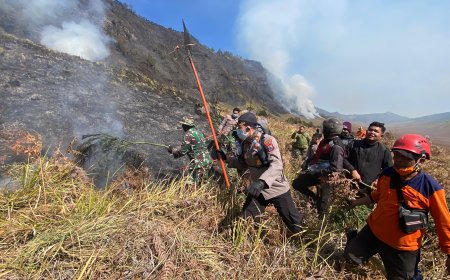 Polres Probolinggo Terjunkan Personel Bantu Padamkan Kebakaran Hutan di Gunung Bromo