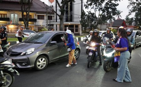 Polresta Malang Kota dan Aremania Bagikan 39 Mawar, Tebar Pesan Damai Jelang HUT Arema FC