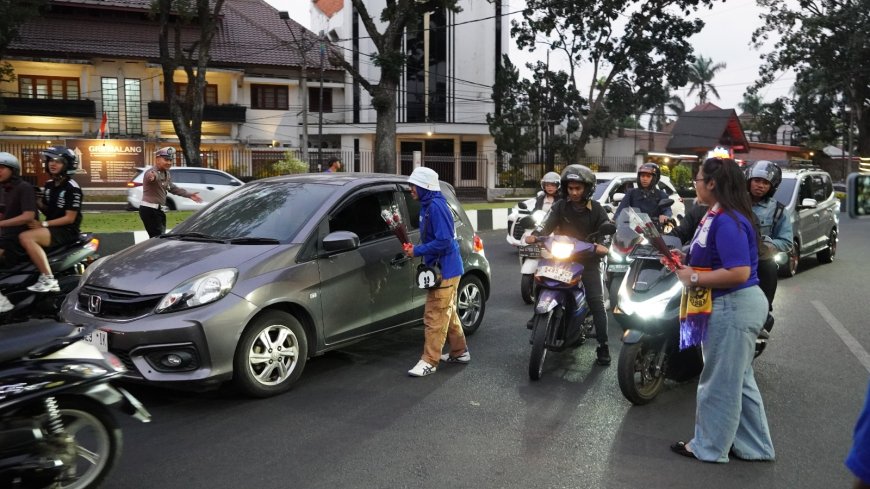 Polresta Malang Kota dan Aremania Bagikan 39 Mawar, Tebar Pesan Damai Jelang HUT Arema FC